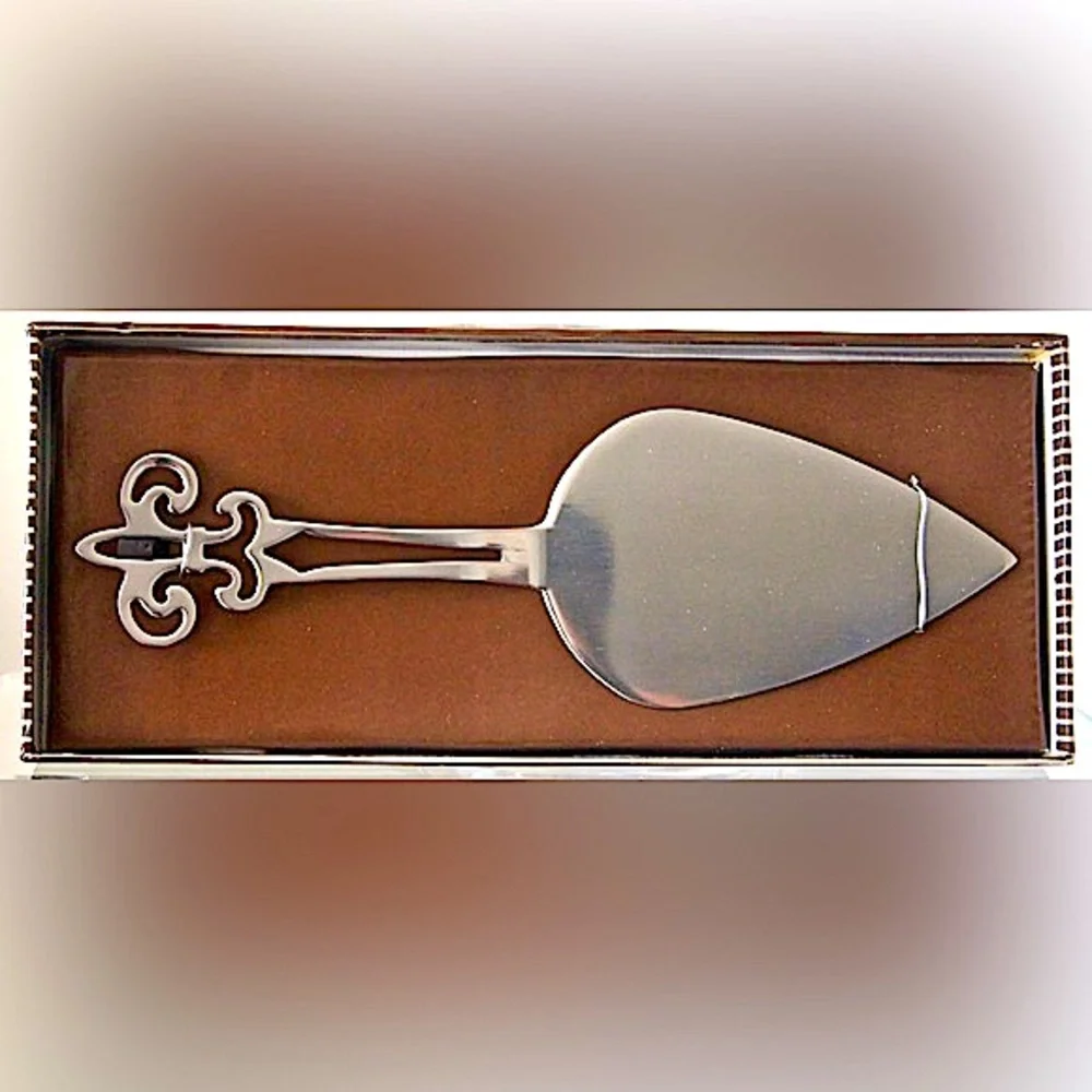 KIRKLAND’S ENTERTAINING ESSENTIALS SERVER CAKE SILVER NIB STAINLESS STEEL